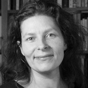 Kleines rundes Portrait von Jane Tversted in schwarz-weiß