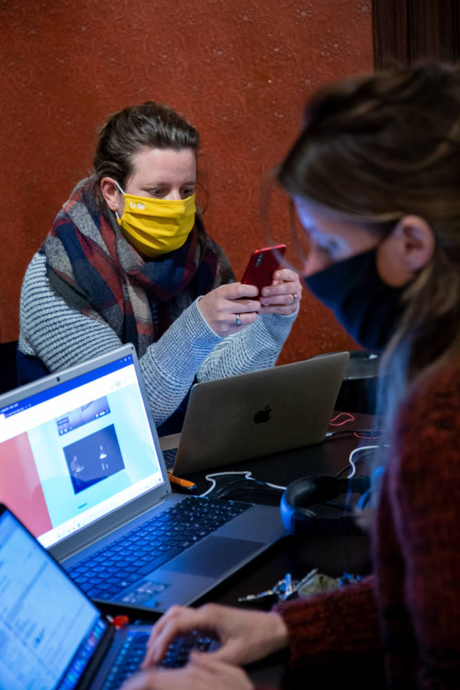 Sonja Longolius und Janika Gelinek beide mit Mundschutz am Tippen